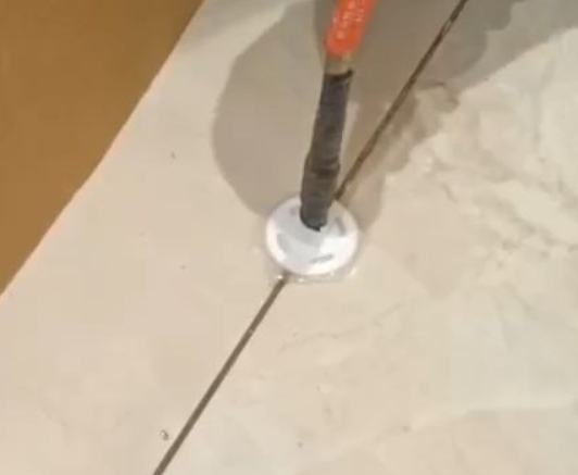 金山屯瓷砖空鼓维修公司专业解答瓷砖在铺贴过程中，如果没有涂抹均匀到位的粘结材料（如水泥砂浆或瓷砖胶），可能会导致以下问题